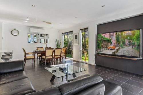 Calamvale Casa | Pool Table and Resort Pool 4BR Holiday Paradise