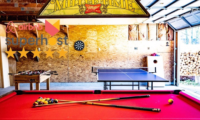 University District Casa | Pool Table ~ PingPong ~ Foosball ~ Fun for the Fam