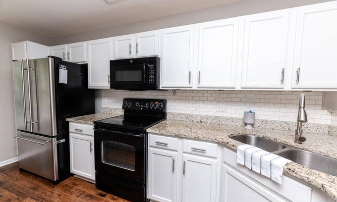 Goose Creek Casa | Pool Table, Spacious 3 Story, 4 bedroom Dwelling