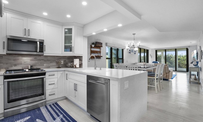 Hutchinson Island South Condominio | Pool view first floor Corner unit