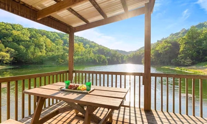 Branson West Casa | Pools, Hiking & Lake, Ping Pong, Shuffleboard! Close to SDC, Lake, Shows