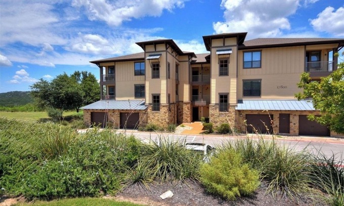 Leander Condominio | Pools, lake, pickle ball, golf cart, trails, private patio, dog friendly & more!