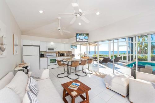 Rum Point Apartamento | Pools of the Kai 6 - Beachfront Condo with Private Pool Atrium, Modern Kitchen, and Outdoor Grill