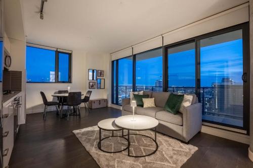 Connaught Casa | Poolside Bliss w Rocky MTN & Tower Views - FREE Banff Pass, Outdoor Pool, Parking, Gym, & Wine!