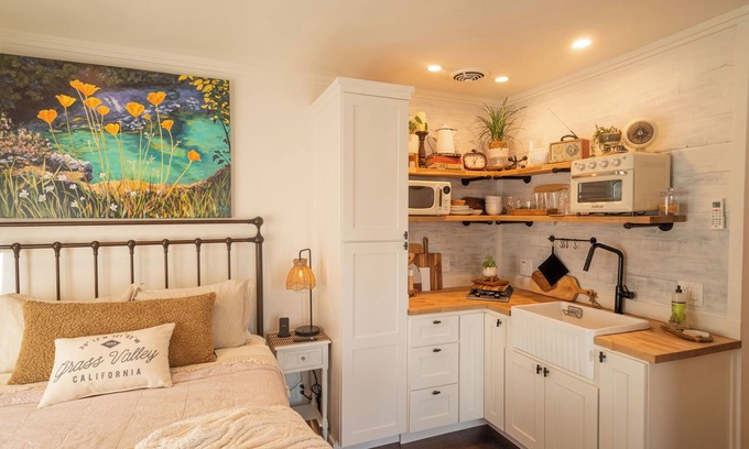 Cedar Ridge Apartamento | Poolside Country Studio ~ Fresh Hip Retro Vibe