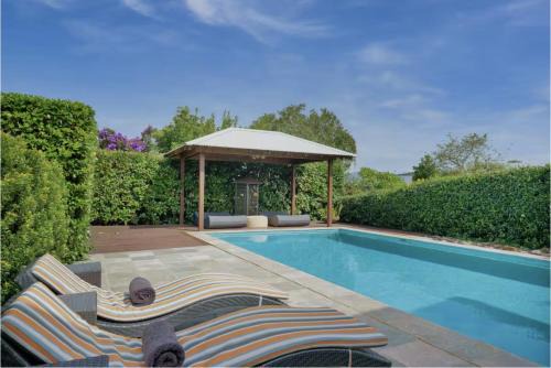Wamberal Cama Y Desayuno | Poolside Escape - Close To Beach & Golf Course