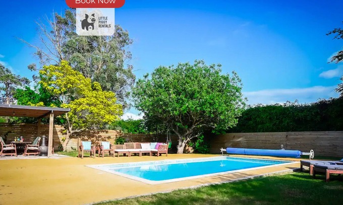 Luton Casa | Poolside Family Escape | Luton