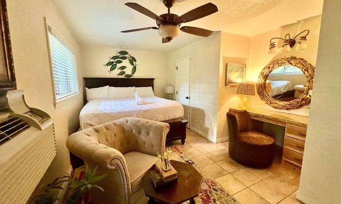 Mount Ida Apartamento | Poolside King Cabana with full kitchen, king bed, sleeper sofa and pool access. by RedAwning