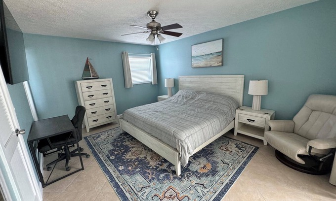 Port Saint Lucie Casa | Poolside King Room in PSL