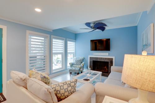 Madeira Beach Casa | Poolside Madeira Beach Abode with Balcony!