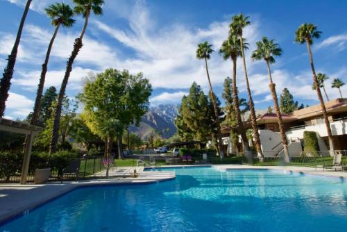 Racquet Club West Casa | Poolside Palm Springs Getaway