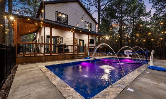 Pickens Cabina | Poolside Par-Tee · Putt & Swim: Mini Golf, Heated Pool & Shuffleboard