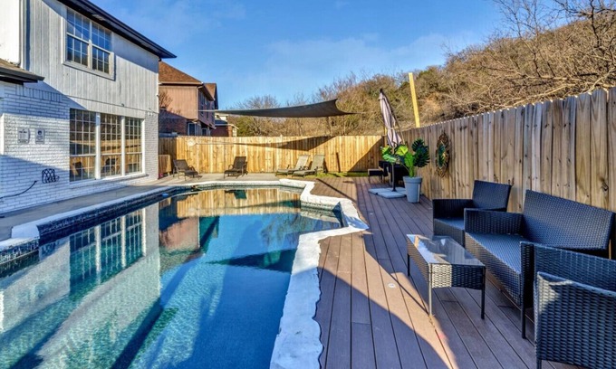 Dallas Casa | Poolside Paradise: 5BD Retreat