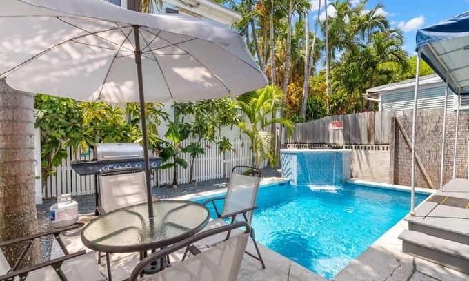 Downtown Apartamento | Poolside Retreat by Brightwild Cottage w Pool