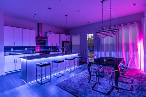 Sugar Creek Casa | PoolTable-15 Mins to Uptown & DT-King Bed!