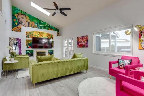 South Westminster Casa | Pop Art Oasis with Karaoke Mini Golf Hot Tub and Pool