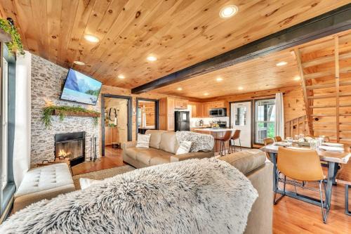 Bryant Casa | Pop & Granny's cabin with a fire pit hot tub & indoor pool
