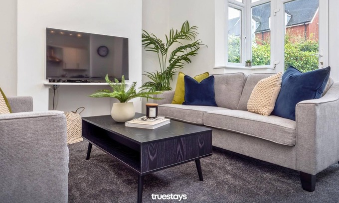 Tunstall Casa | Poplar House | by Truestays ® Serviced Accommodation
