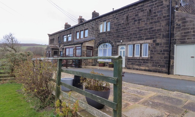 Wadsworth Cabaña | POPPLES BARN, pet friendly, with a garden in Hebden Bridge