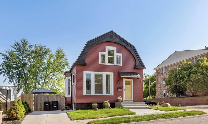 Southeast Omaha Casa | Poppleton Barn-Downtown Omaha Hanscom Park 4 Bedroom 3 Bath/ 3 miles from CWS