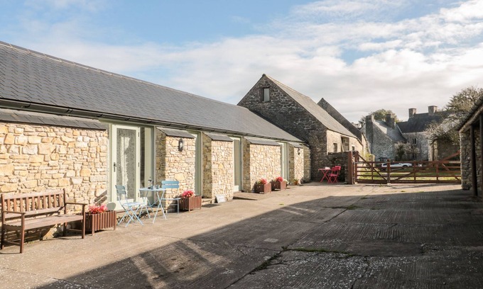 Cowbridge Cabaña | Poppy Cottage, LLANTWIT MAYOR