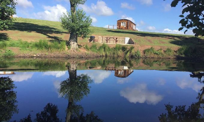 Llanvair Kilgeddin Cabaña | POPPY, with a garden in Raglan