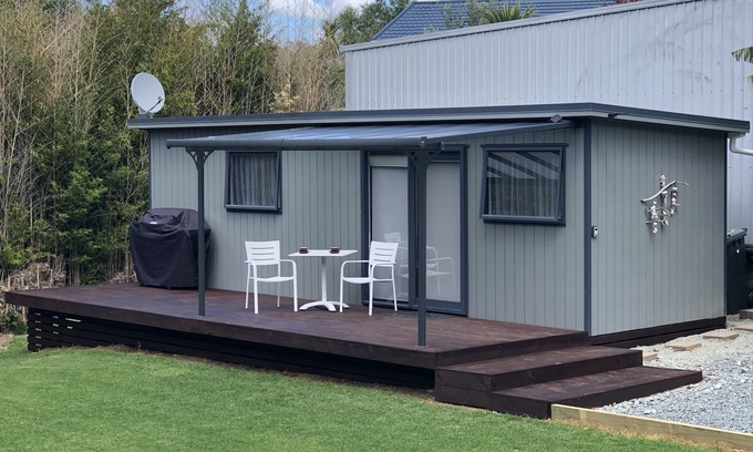 Whangarei Heads Cabina | Nuevo en Urquharts Bay: relajante cabaña en la playa ubicada en un gran jardín privado