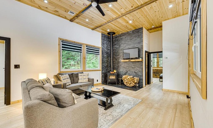 Thornton Casa | Porch and 1-Acre Yard White Mountains Hideaway