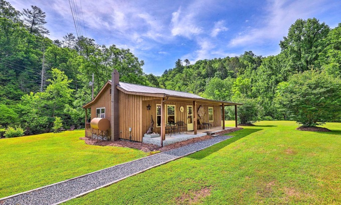 Marshall Cabina | Porch & On-Site Creek: Marshall Cabin Retreat