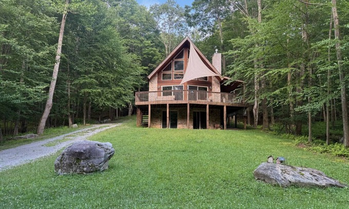 Alpine Lake Casa | Porch Paradise | Walk to Lake | Pet Friendly | Sleeps 13