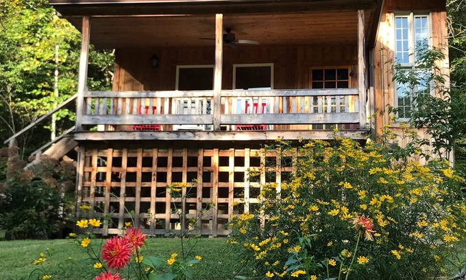 Irvine Cabina | Porch & Pines Cottage with a View