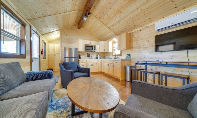 La Grange Cabina | Porch & Pond Views: La Grange Cabin Retreat!