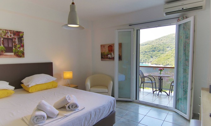 Mikros Gialos Alquiler De RV | Poros Beach