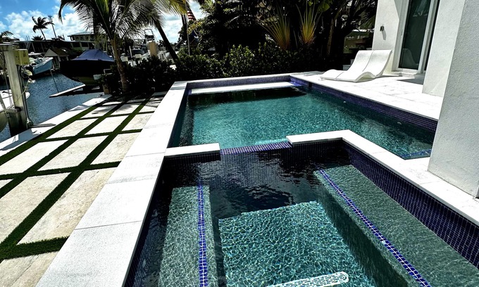 Islamorada Apartamento | Port Antigua NEW Luxury one bedroom/2 bath apt with pool/spa/steam in Islamorada