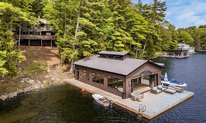 Muskoka Lakes Cabaña | Port Carling 6 bedroom! 4 kayaks, Lily Pad, Sun All-Day + Sunsets! Sandy Entry!