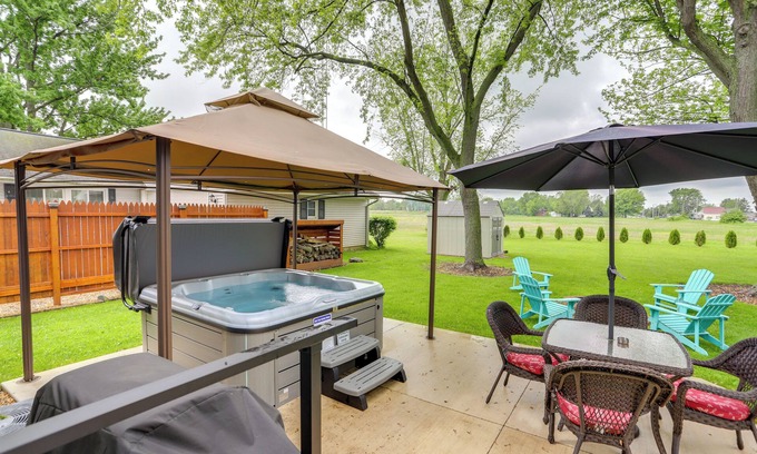 Lacarne Casa | Port Clinton Home: Hot Tub, Steps to Portage River