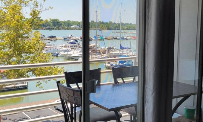Port Clinton Condominio | Port Clinton Paradise-Waterfront 2-bedrooms, Pool, & Hot Tub by Jet Express