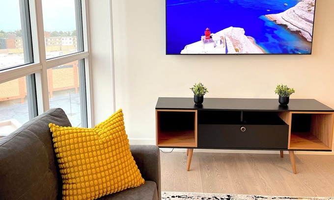 Lakeview Condominio | Port Credit 3 BR Condo with Stunning Views