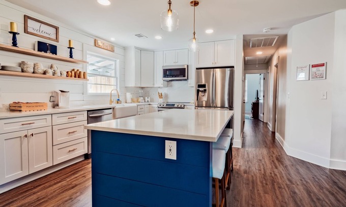 Port Royal Casa | Port Of The Royal - 2 Minutes from Parris Island, 5 Minute WALK to Restaurants.