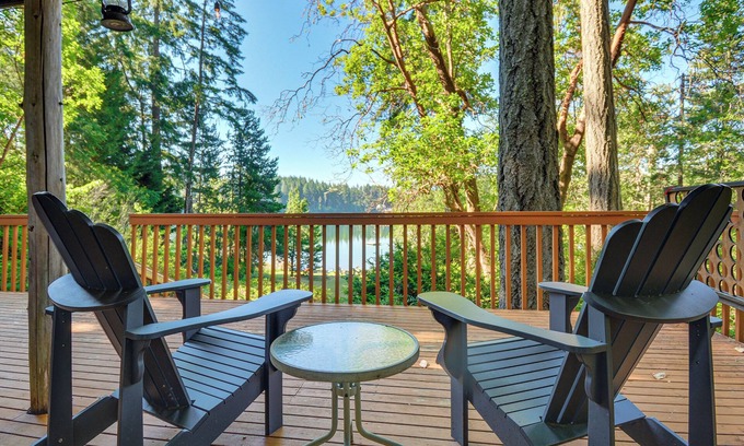 Burley Cabina | Port Orchard Lakefront Cabin w/ Fire Pit & Grill!