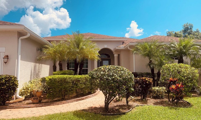 Port Saint Lucie Casa | Port St Lucie 5 bedroom 3 full bath home with huge fenced backyard!
