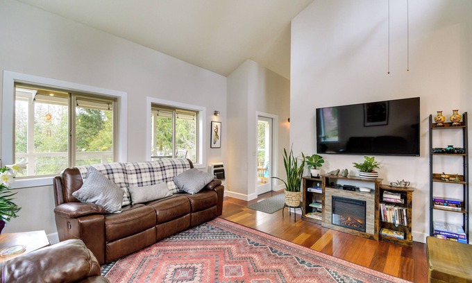 Adelma Beach Casa | Port Townsend Home: Spacious Yard & Mountain Views