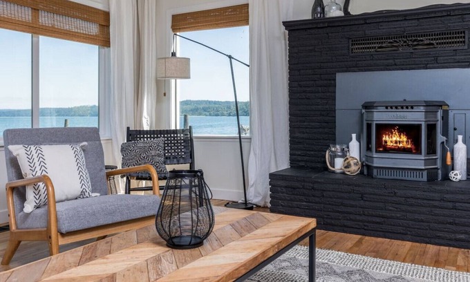 Adelma Beach Casa | Port Townsend waterfront hot tub.