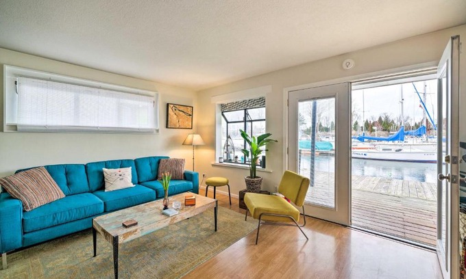 Bridgeton Casa | Portland Floating Home Getaway with Sauna!