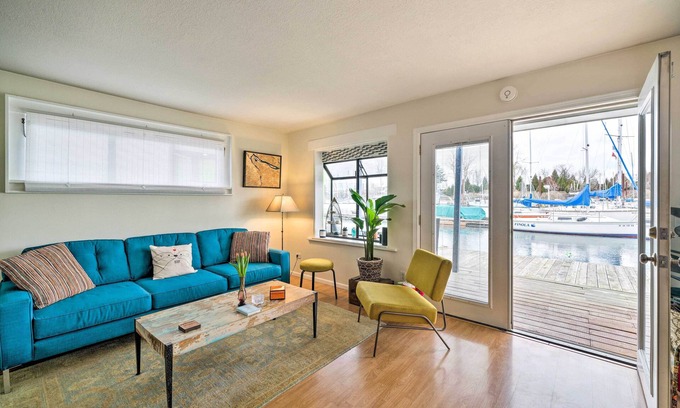 Bridgeton Casa | Portland Floating Home Getaway w/ Sauna!