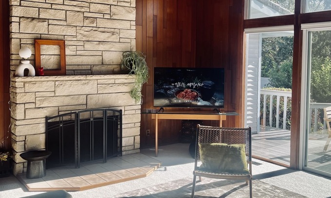 Tigard Casa | Portland Mid Century Modern Home with Pond View