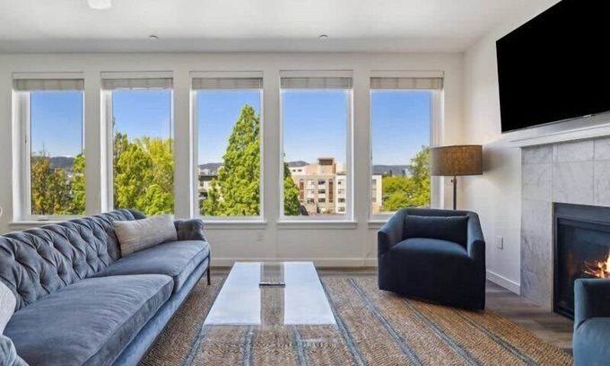 Buckman Neighborhood Apartamento | Portland Retreat with Scenic Views and Fireplace