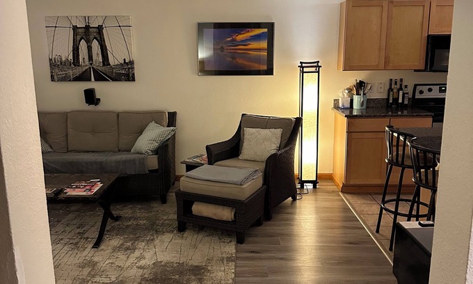 Old Town Chinatown Condominio | Portland Riverside Condo at McCormick Pier