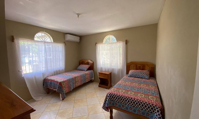 Moore Town Casa | Portland Seaview Getaway