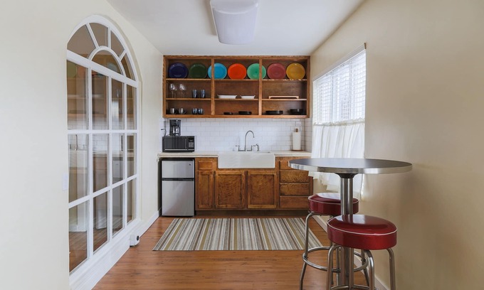 Kelseyville Apartamento | Portrait Gallery, dntn Kville, Walk to Wine tasting / Restaurantes / Antigüedades / Senderos